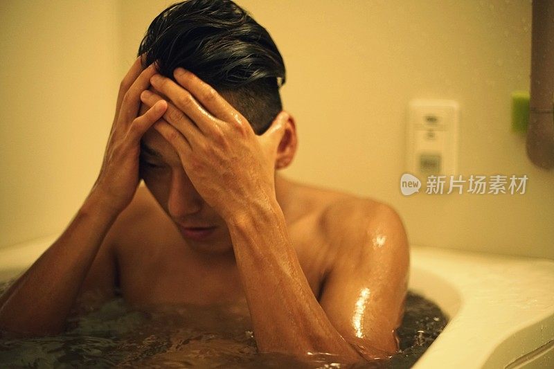 年轻英俊的男人正在洗澡