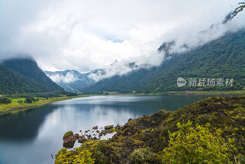 风景优美的圣巴勃罗湖在雨中