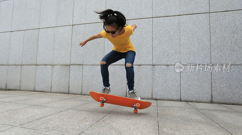 女子滑板腿滑板在城市