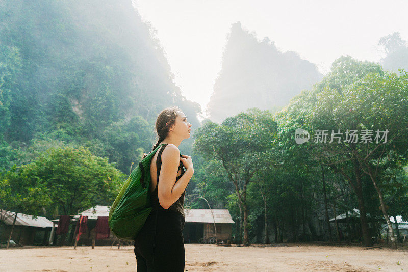 缅甸丛林中的一名妇女在寺庙附近行走