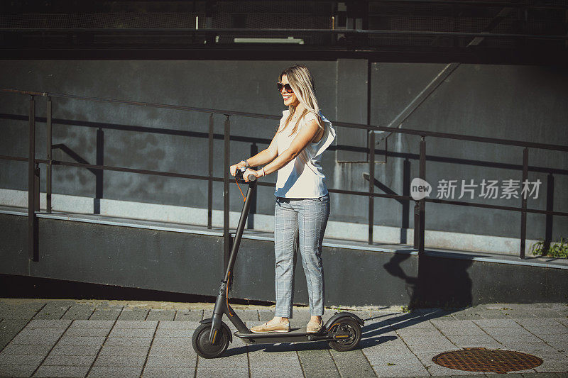 女商人在城市里骑摩托车