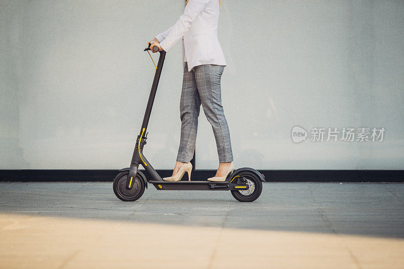 女商人在城市里骑摩托车