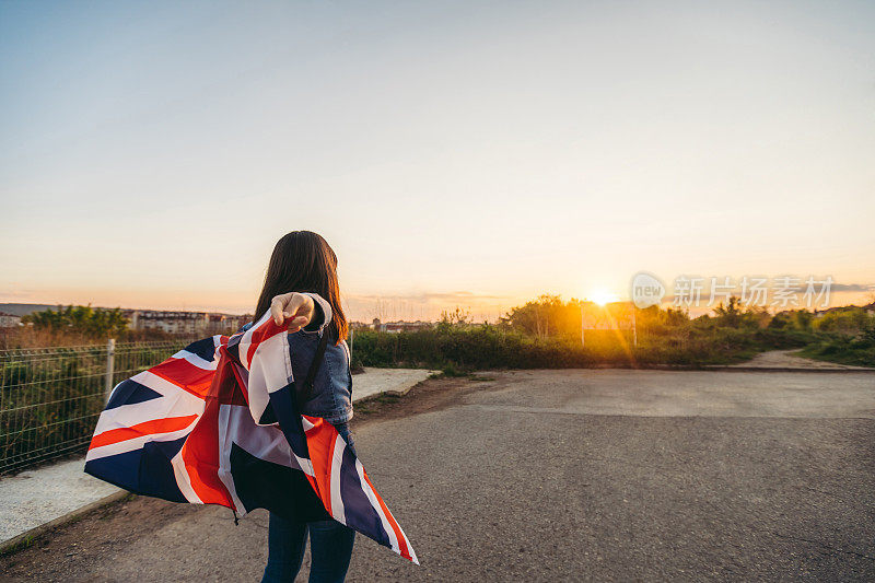 在户外挥舞英国国旗的妇女