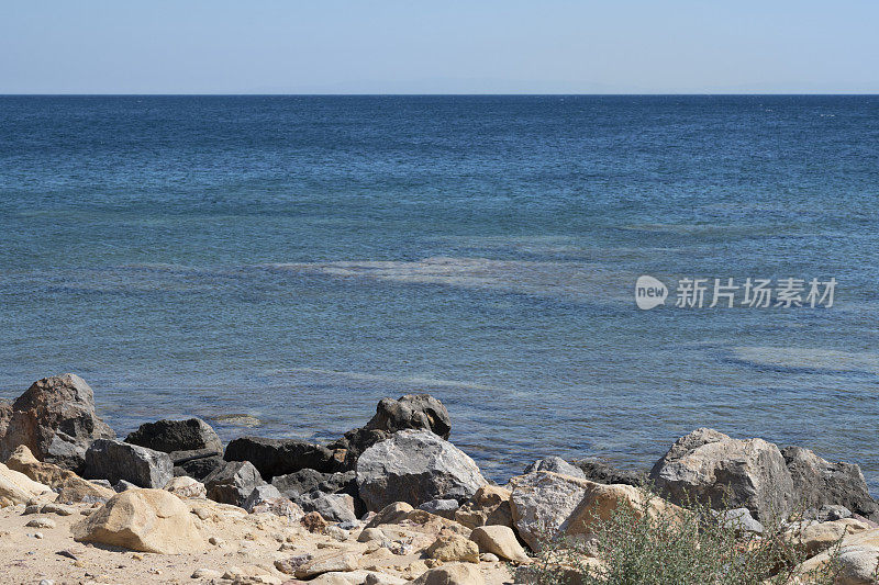 位于爱琴海的希腊岛屿的岩岸