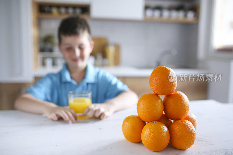 孩子喝新鲜橙汁