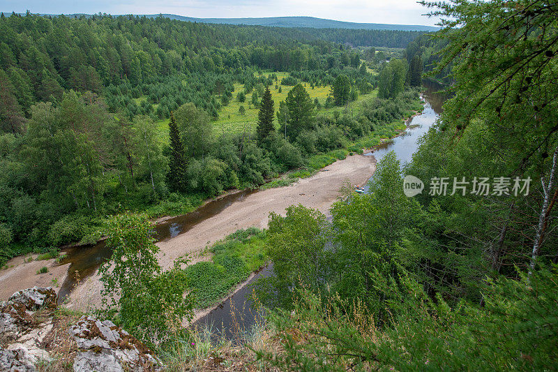 俄罗斯乌拉尔山脉夏季的塞尔加河