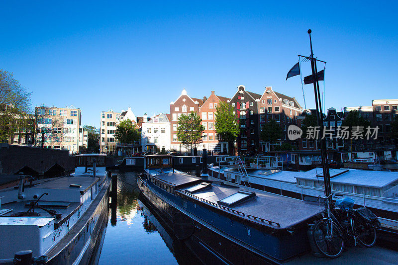 荷兰阿姆斯特丹:美丽的运河船屋黎明