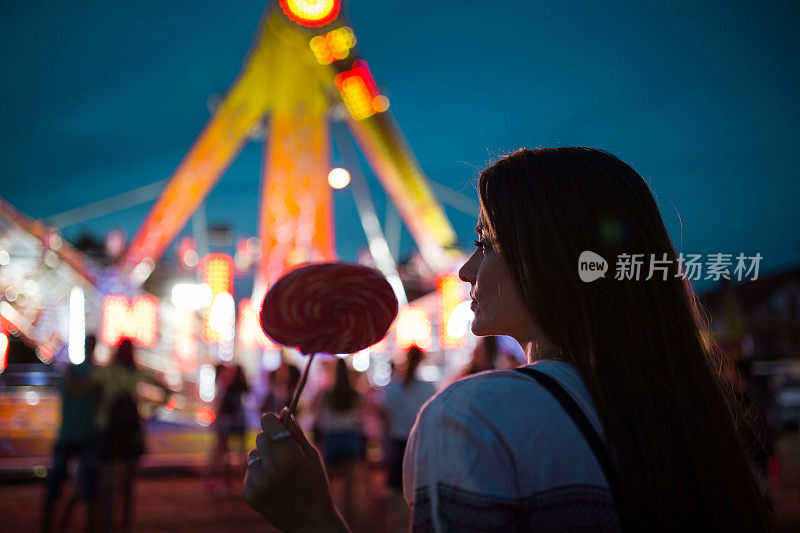 美丽的女模特与狂欢的灯光