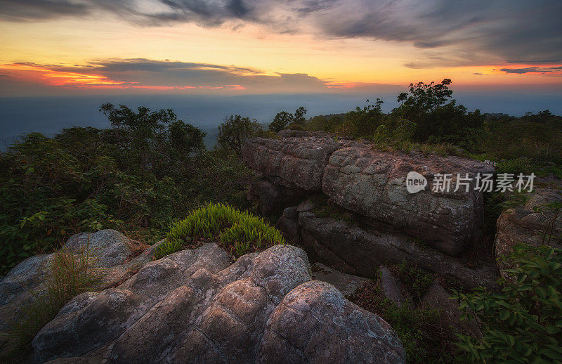 这是泰国蓝欣浦国家公园的圆形石头地面