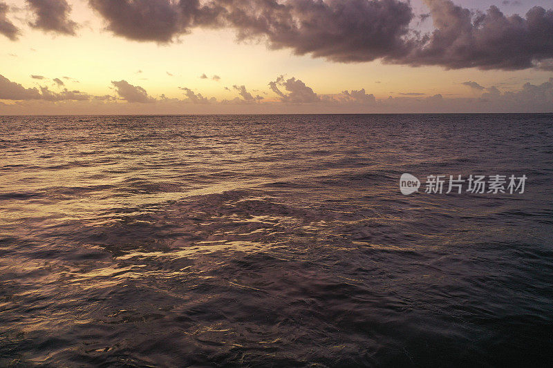 海上日落。和平的景象