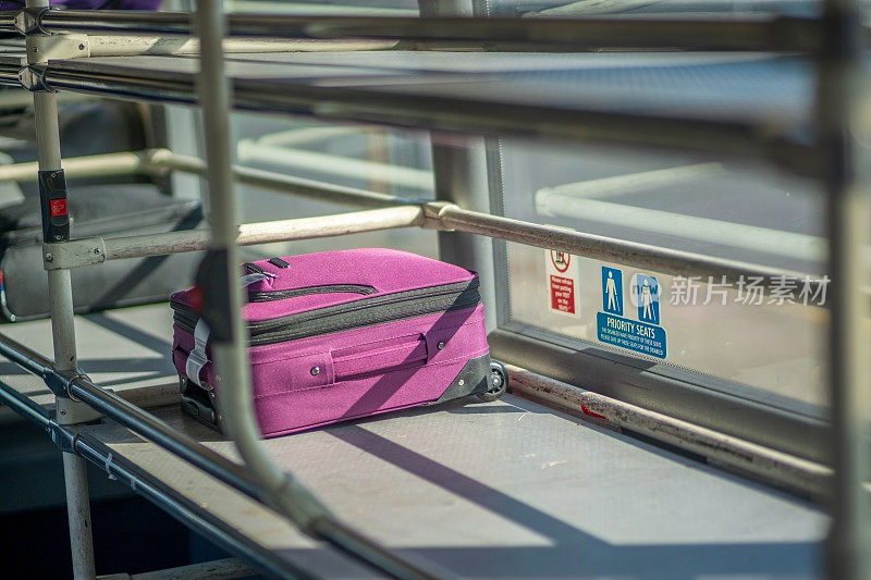 行李放在机场巴士的行李架上