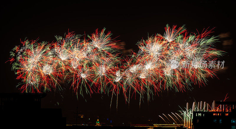 2019年10月1日，国庆烟花汇演在北京天安门广场举行，庆祝新中国成立70周年。