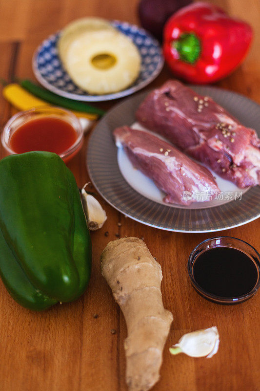 准备酸甜猪肉，配料摆在桌上