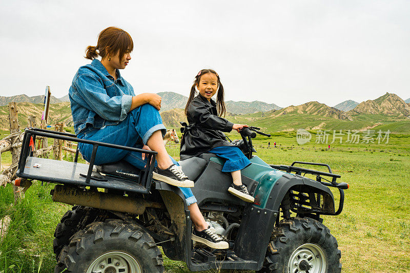 母亲和女儿骑越野车