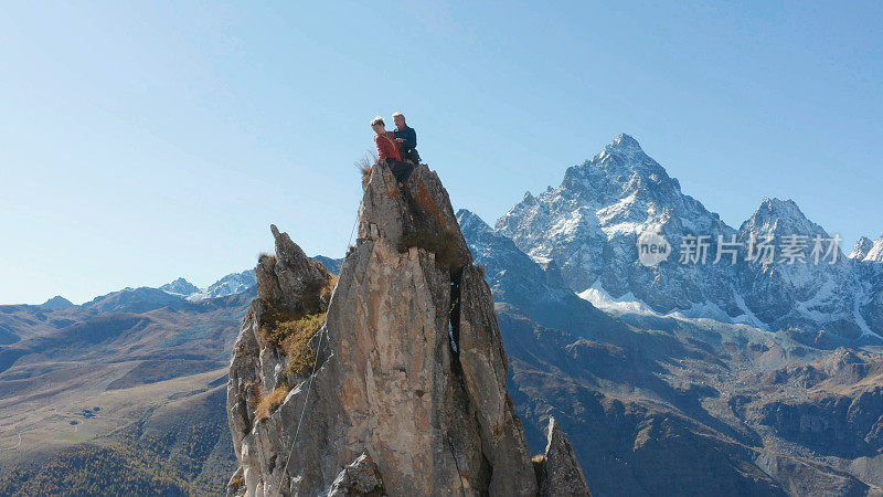 登山者登上顶峰的鸟瞰图