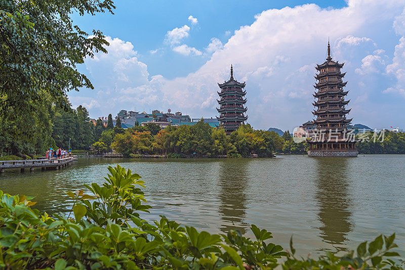中国桂林的日月塔