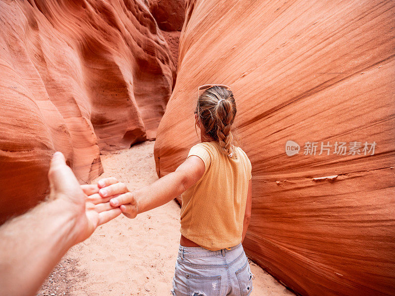 在美国亚利桑那州的狭缝峡谷里，一对手牵着手的夫妇