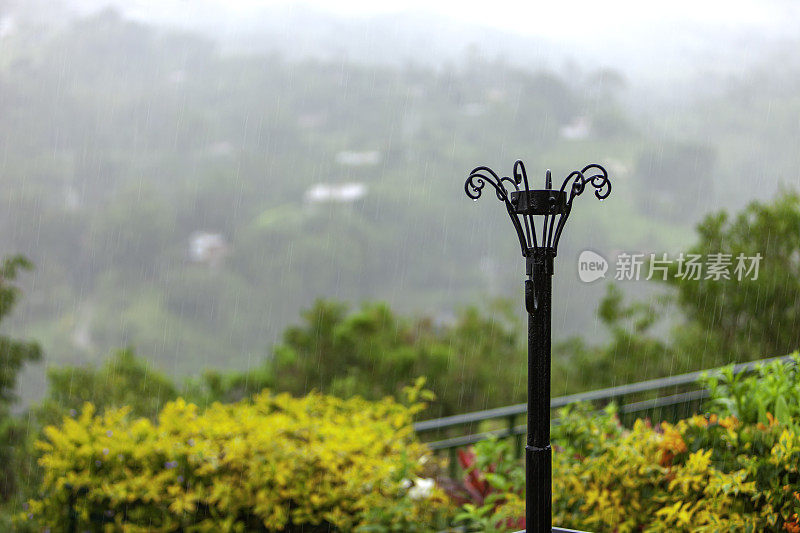 一个室外灯台在暴雨在安第斯山脉-雨滴和背景模糊在阴霾的大雨。