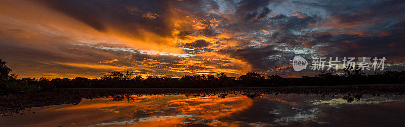 澳大利亚昆士兰州cloncurry北部200公里处的美丽日落全景