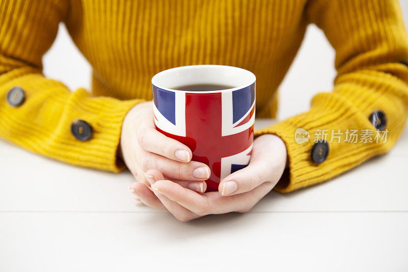 手握英国国旗咖啡杯