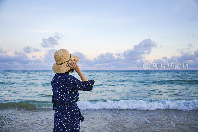 快乐的女人在海上享受自由