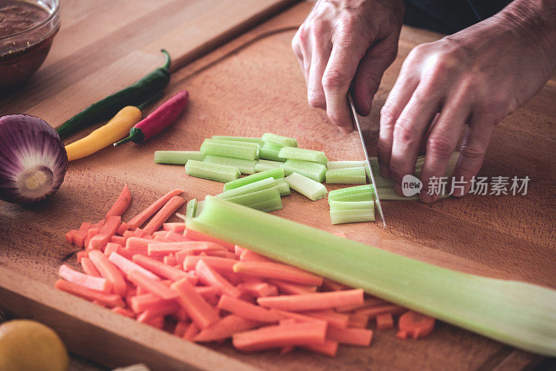 厨师用锋利的刀切芹菜，特写