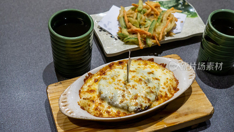 烤芝士饭配茶和茶