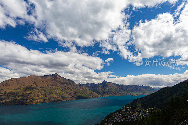 美丽的景观与高岩石与发光的山峰，石头在山上湖，反射，蓝天和黄色的阳光在日出。仍然。到。