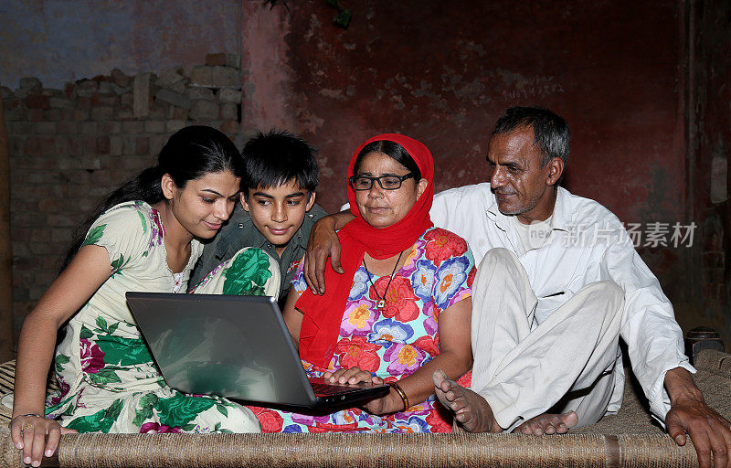 印度家庭在家里使用笔记本电脑