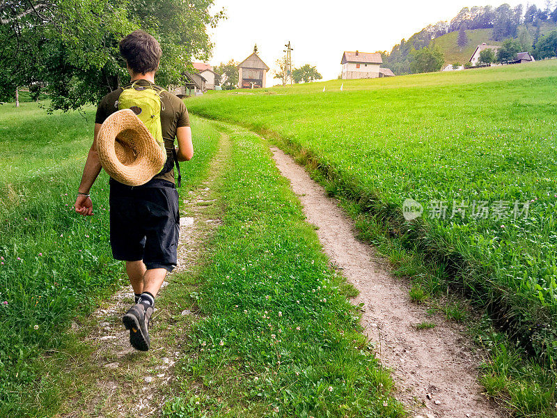 年轻人喜欢夏天在郊外户外徒步旅行