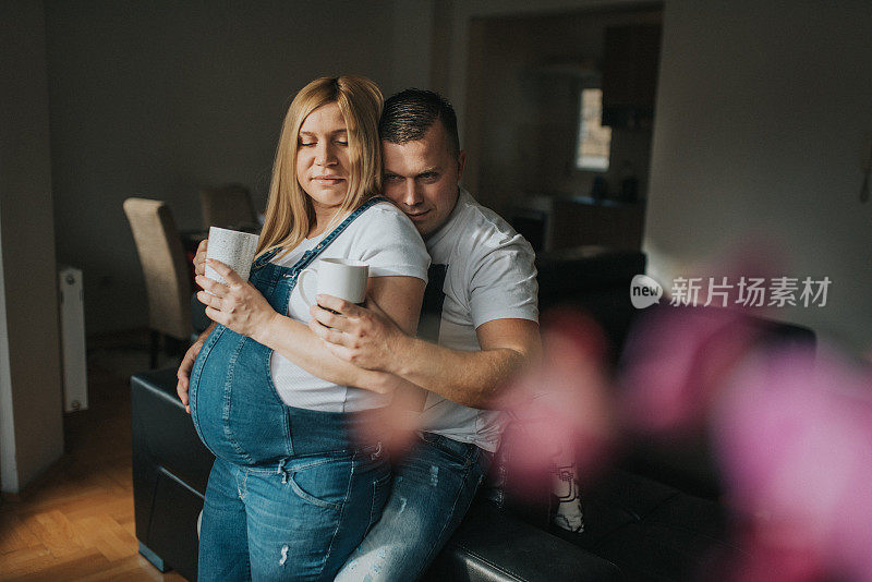 年轻漂亮的孕妇夫妇的肖像