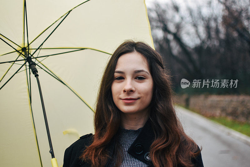 美丽的年轻女子享受着雨天