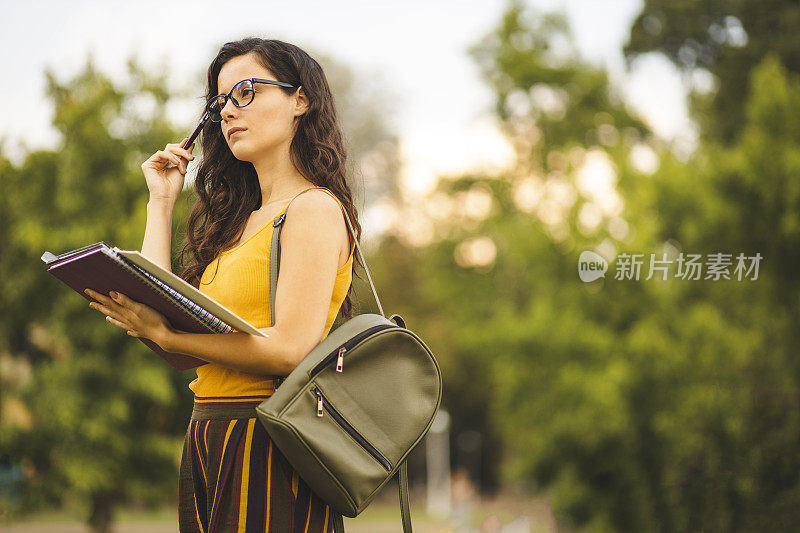 女学生在做作业