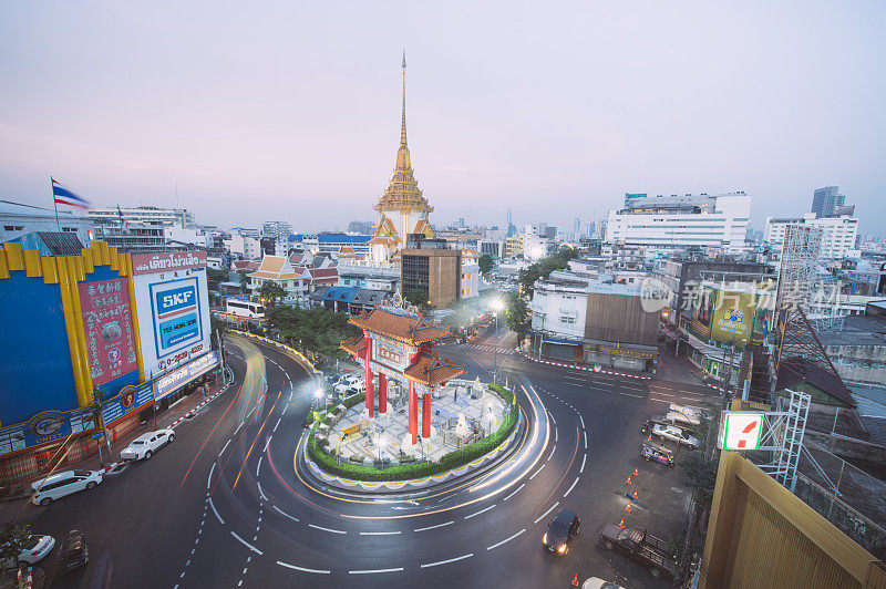 大门拱门(奥迪昂圈)和寺庙，泰国曼谷唐人街的地标