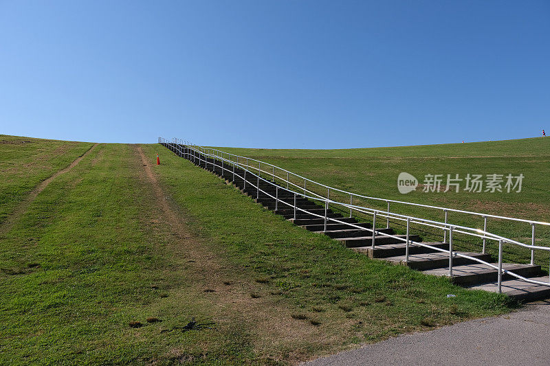 在维吉尼亚海滩，有一个城市公园用于锻炼和放松。这座名为“垃圾山”的公园是由一个旧垃圾填埋场建成的。