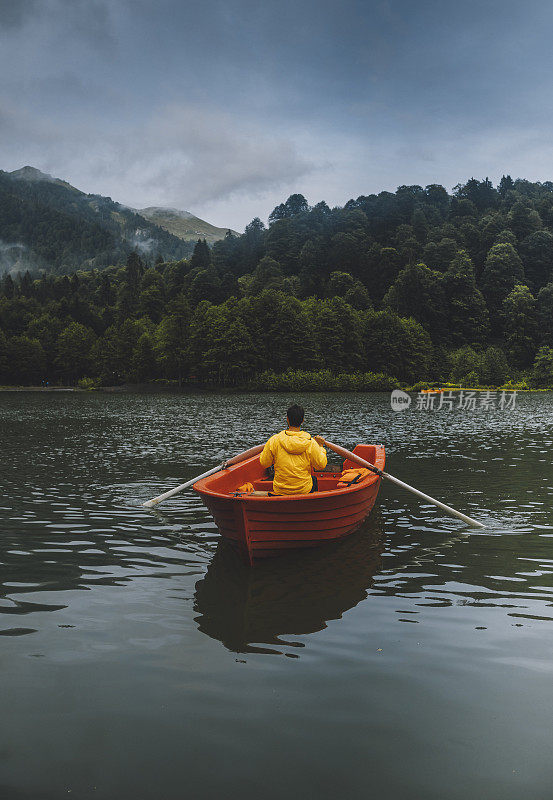 一名男子划船在黑湖上享受清晨，Borçka，阿特文，土耳其