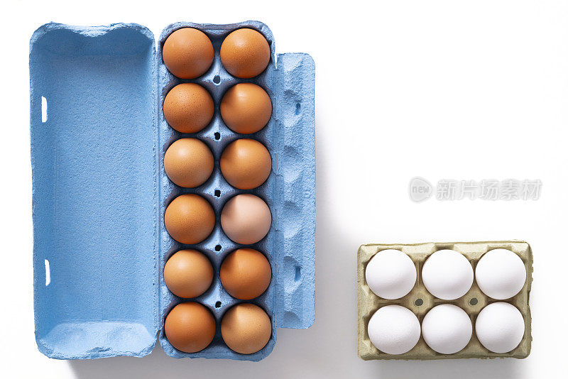 一打棕色鸡蛋纸盒和六个孤立的白色鸡蛋