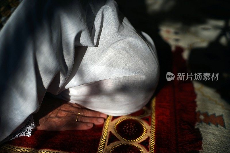 穆斯林妇女在斋月祈祷