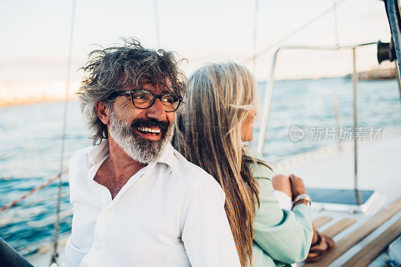 一位老人喜欢和他的妻子一起航海