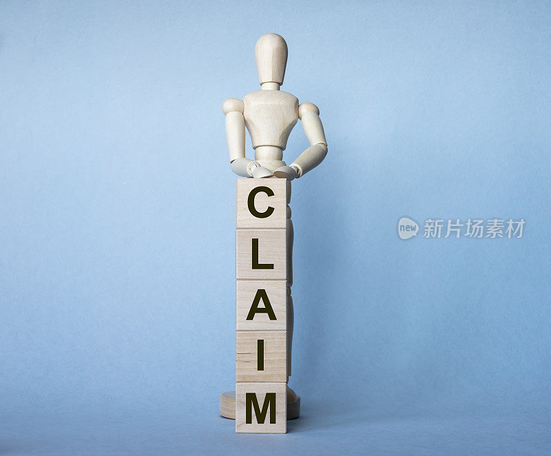 以CLAIM为词的木制立方体塔，孤立在蓝色背景上，极简的概念