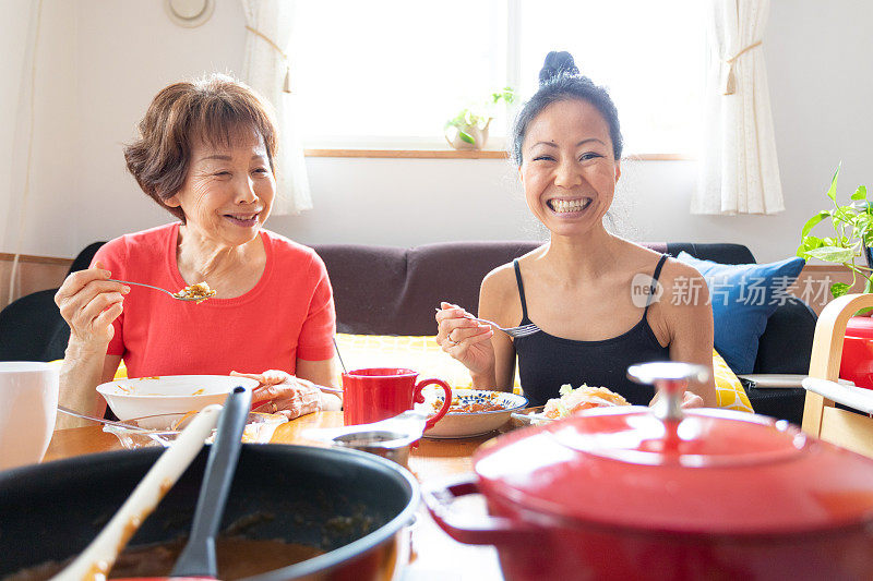 2人共进午餐