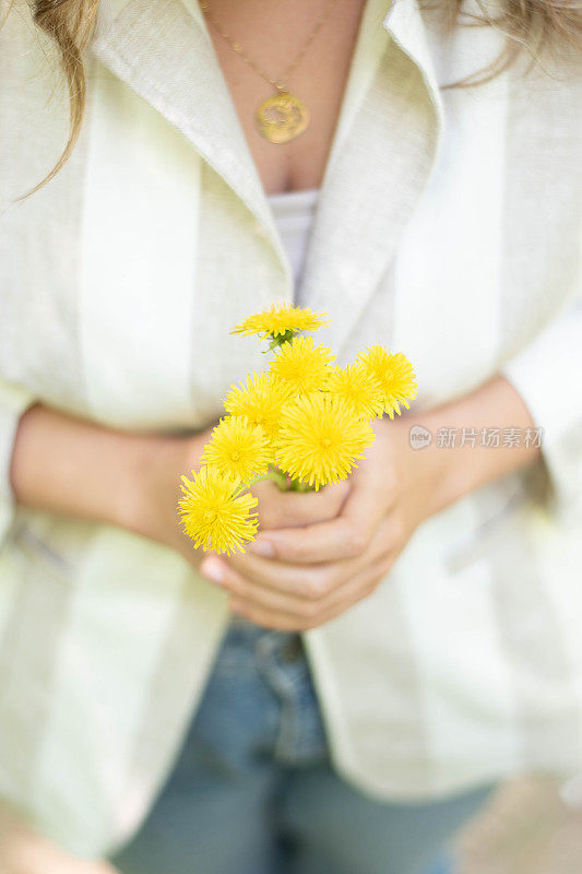 年轻迷人的漂亮女人拿着花