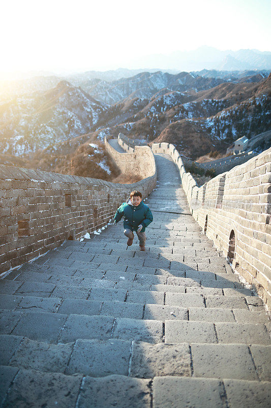 男孩在长城上徒步旅行