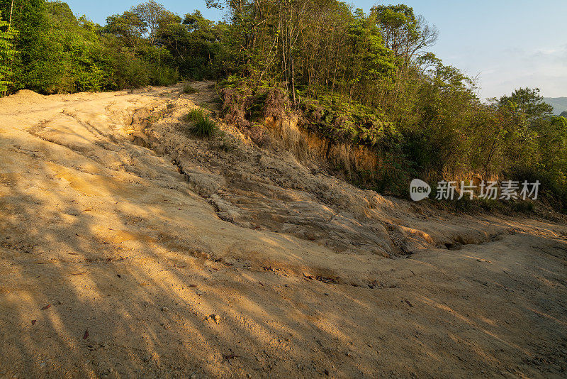 荒野山路