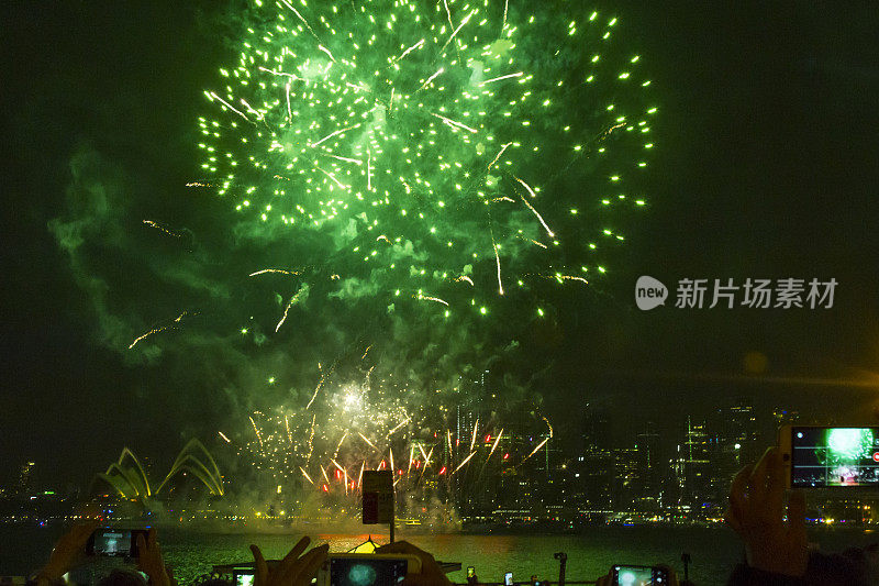 悉尼海港大桥在2020年新年前夜的烟花欢迎秀上