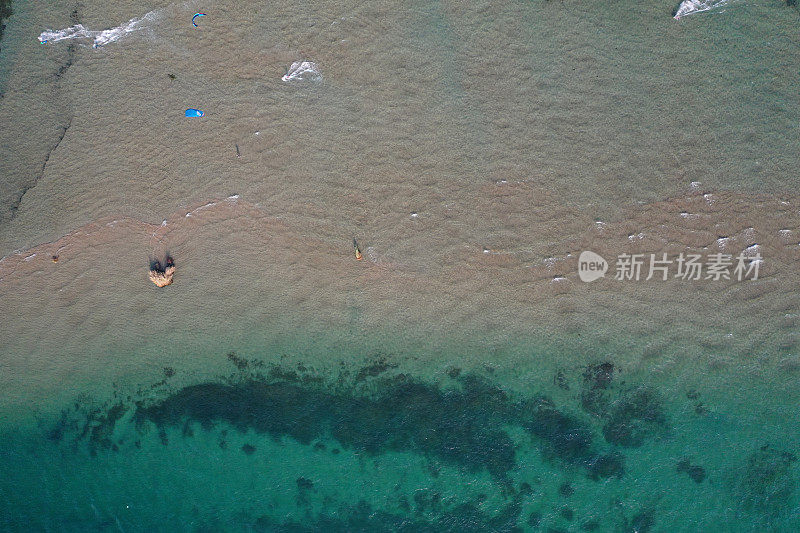 涅雷特瓦河河口，与许多风筝滑板享受一个多风的夏天。