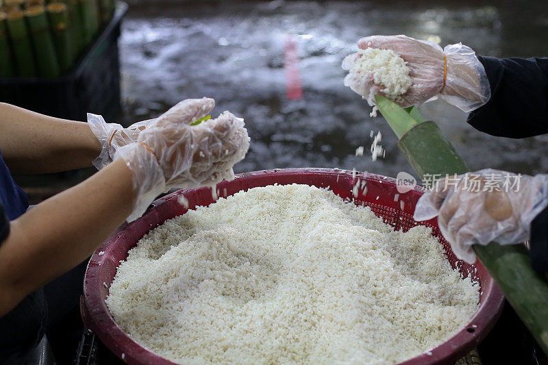 典型的亚洲食物――“Lemang”(芭蕉叶包竹蒸糯米)