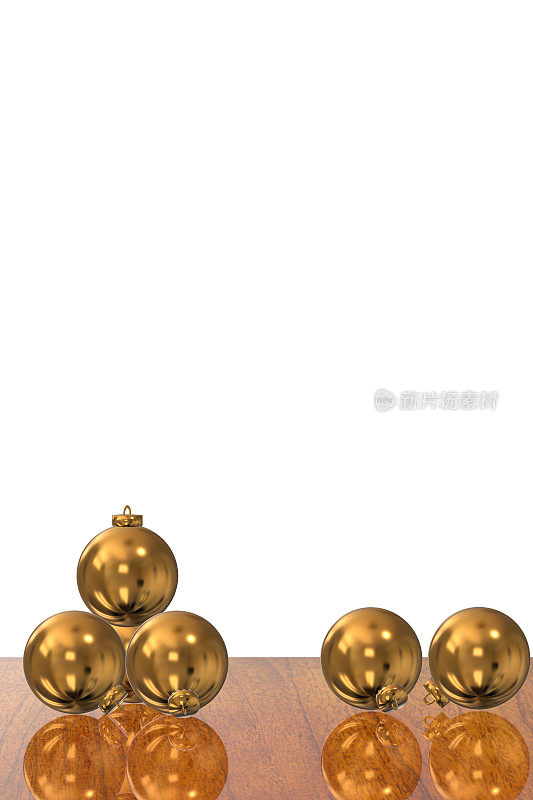五个金色的圣诞装饰物在一个反光的表面上