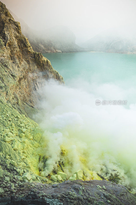 印尼硫磺矿工正在从火山底部搬运硫磺到印尼东爪哇卡瓦伊真火山的山谷