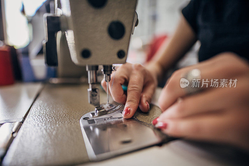女性裁缝线缝纫机的近视图